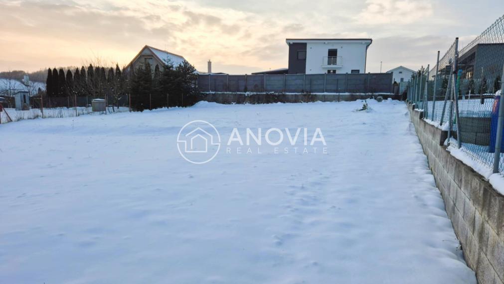 Slnečný pozemok vo Finticiach – ideálny pre dom aj dvojdom!