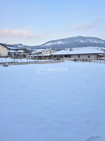 Slnečný pozemok vo Finticiach – ideálny pre dom aj dvojdom!