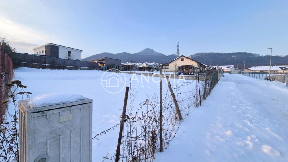 Slnečný pozemok vo Finticiach – ideálny pre dom aj dvojdom!