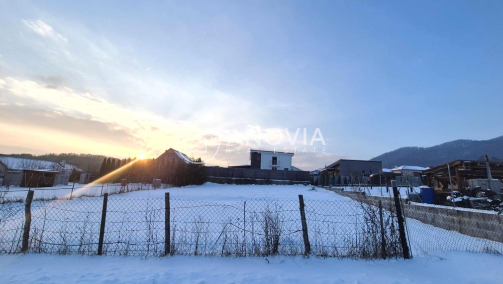 Slnečný pozemok vo Finticiach – ideálny pre dom aj dvojdom!