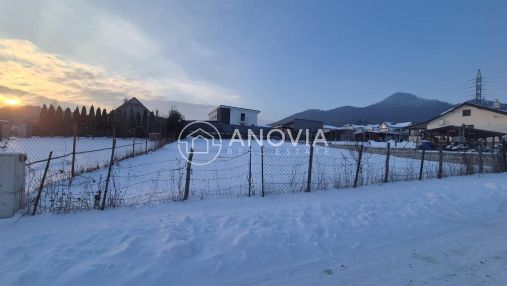 Slnečný pozemok vo Finticiach – ideálny pre dom aj dvojdom!