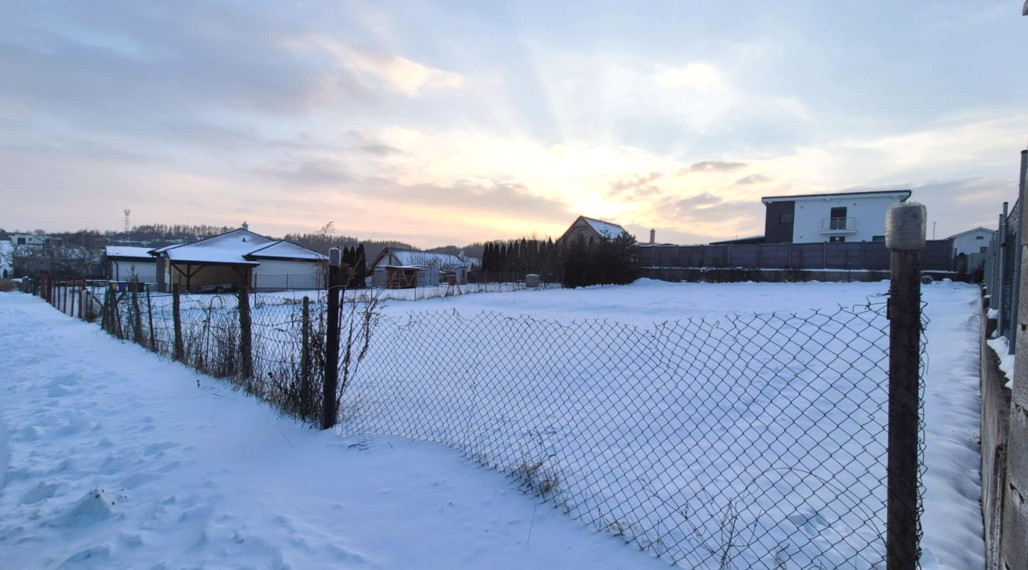 Slnečný pozemok vo Finticiach – ideálny pre dom aj dvojdom!