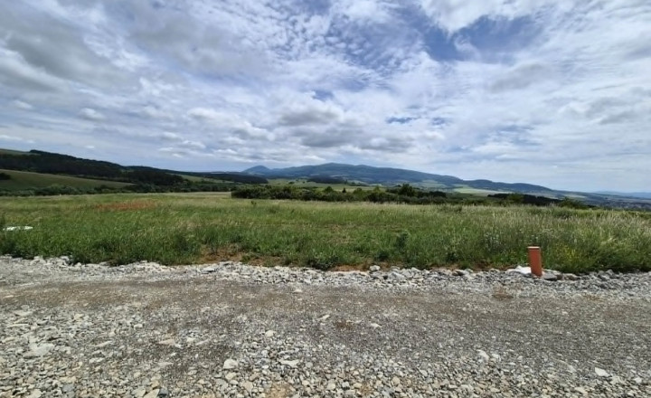 Pozemok určený na výstavbu Podhorany - fotografia 1